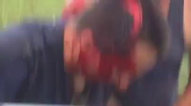 Boğayı kızdıran adamın başı işte böyle yarıldı