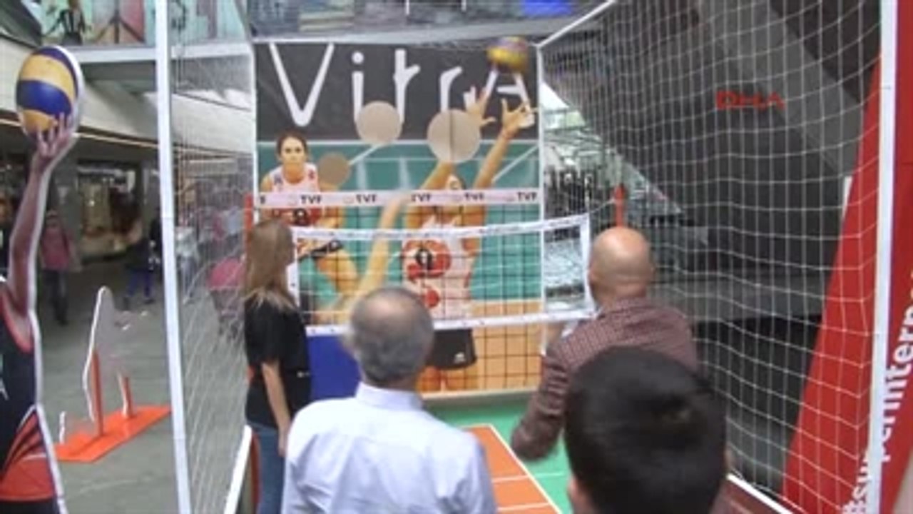 Eczacıbaşı Vitra, Yeni Sezon Kadrosu ile Voleybolseverlerle Buluştu