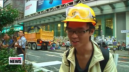 下载视频: Hong Kong police clear more protest barricades