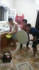 شوف العازب لما يقلي البطاطس