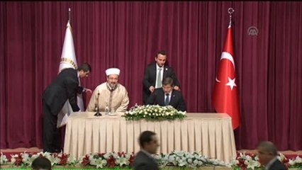 Davutoğlu: "İslam'ın Terörle İlişkilendirilmesine Karşı Seferberlik İlan Etmeliyiz"