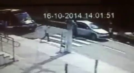 Criança é atingida por carro e arremessada para longe em Caieiras