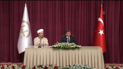 Davutoğlu: "Dini Makamlara Gösterilen Saygının Siyasi Olarak da Gösterilmesi, Laikliğe Aykırı...