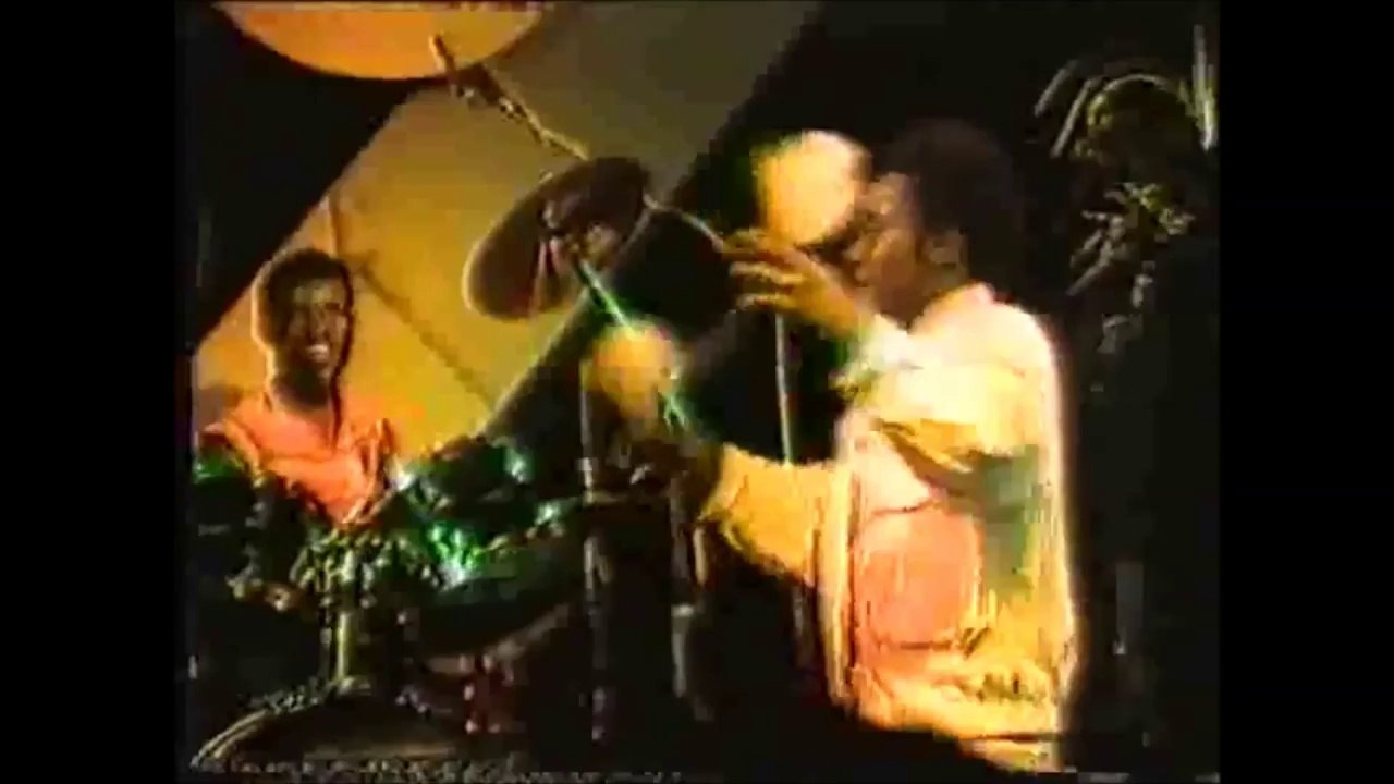 Les Officiers De La Musique Africaine: Les Officiers Attaquent