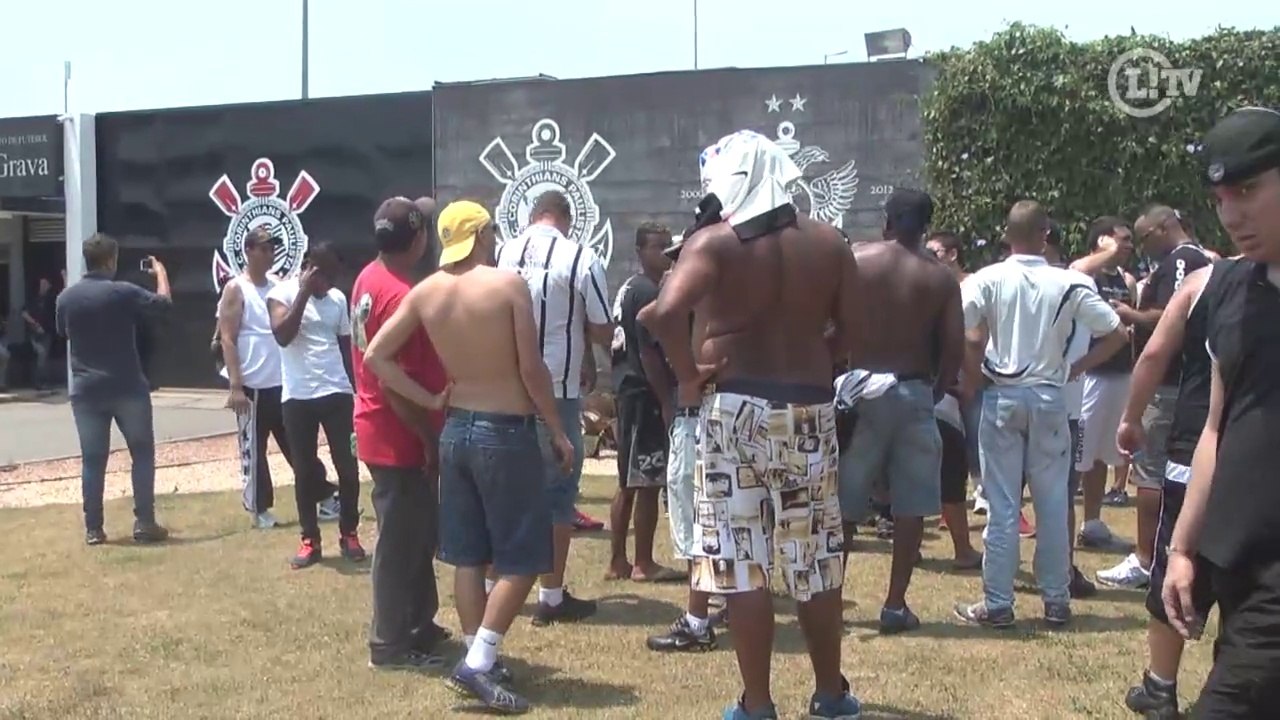 Torcida vai ao CT do Corinthians e pede saída de Gobbi e Mano