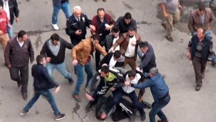 Kızlara Laf Atıp, Polis Yumruklayan Saldırgana Meydan Dayağı