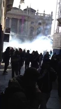 Lacrimogeni lanciati dalla polizia