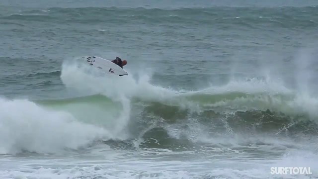 Le surfeur Kelly Slater réalise un 540 degrès !