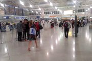 Οπαδός του Ολυμπιακού με φανέλα Ντομίνγκες στο αεροδρόμιο 