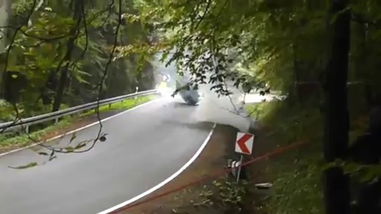 Une mitsubishi lancer evo X se crash violement lors d'un rallye en Pologne