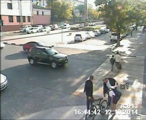 Il sauve une fille en la faisant tomber de son vélo (0:40)