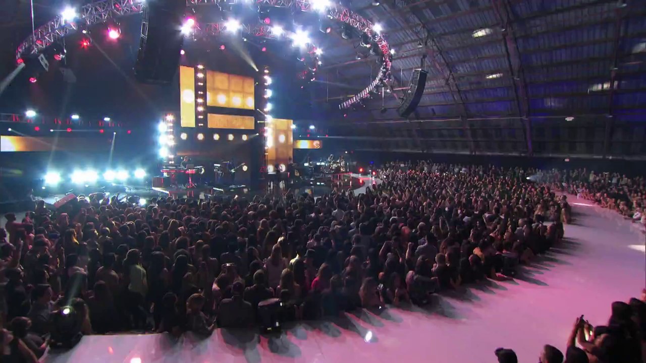 Demi Lovato - Give Your Heart A Break (Vevo Certified SuperFanFest) presented by Honda Stage