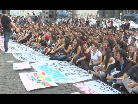 Napoli - Carenza di aule, protestano gli studenti del ''Galilei'' -1- (17.10.14)