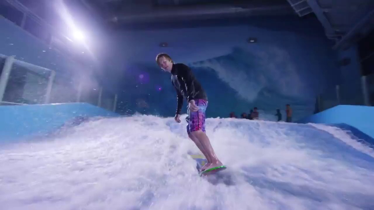 Surf et wake skate indoor sur une vague artificielle