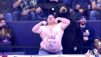 Un supporter de Hockey déchaîné sur le son de Turn Down For What