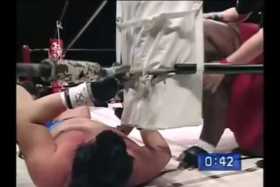 Extra Huge 600 pound man against kungfu master in the ring -Covek brdo protiv karate kung fu majstora