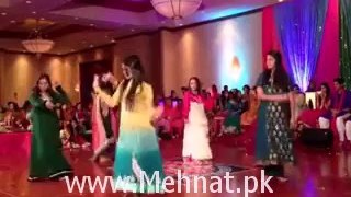 Is Maryam Aawaz dancing in mehndi !!