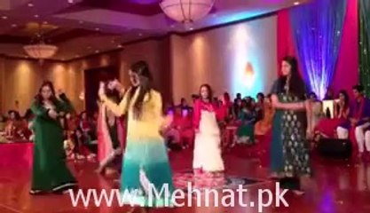 Is Maryam Aawaz dancing in mehndi !!