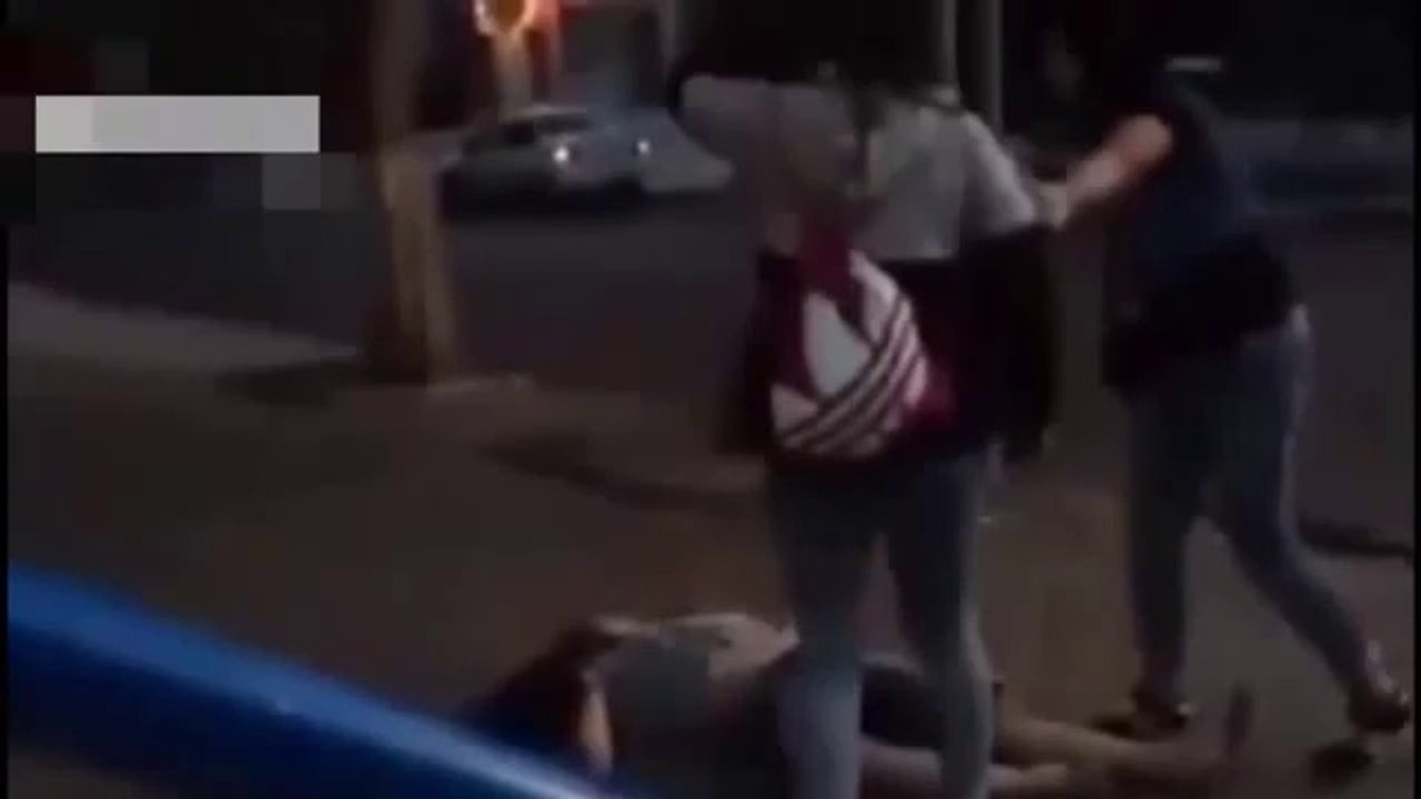 Baston - une femme défonce un mec !