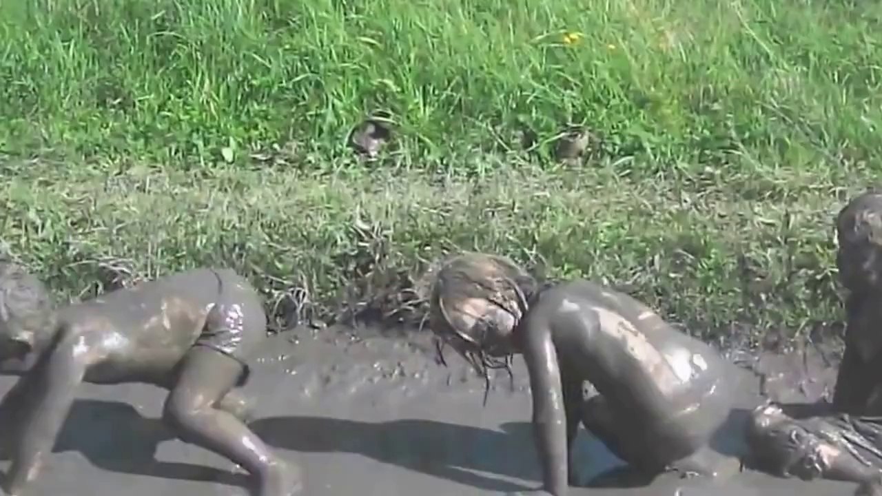 Des gosses jouent dans la boue