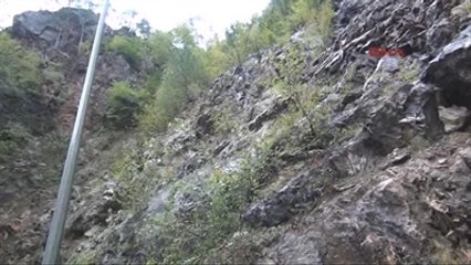 Yola Düşen Kayaya Çarpan Midibüs Devrildi 22 Yaralı