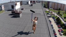 Un drone trolle une femme qui bronze topless