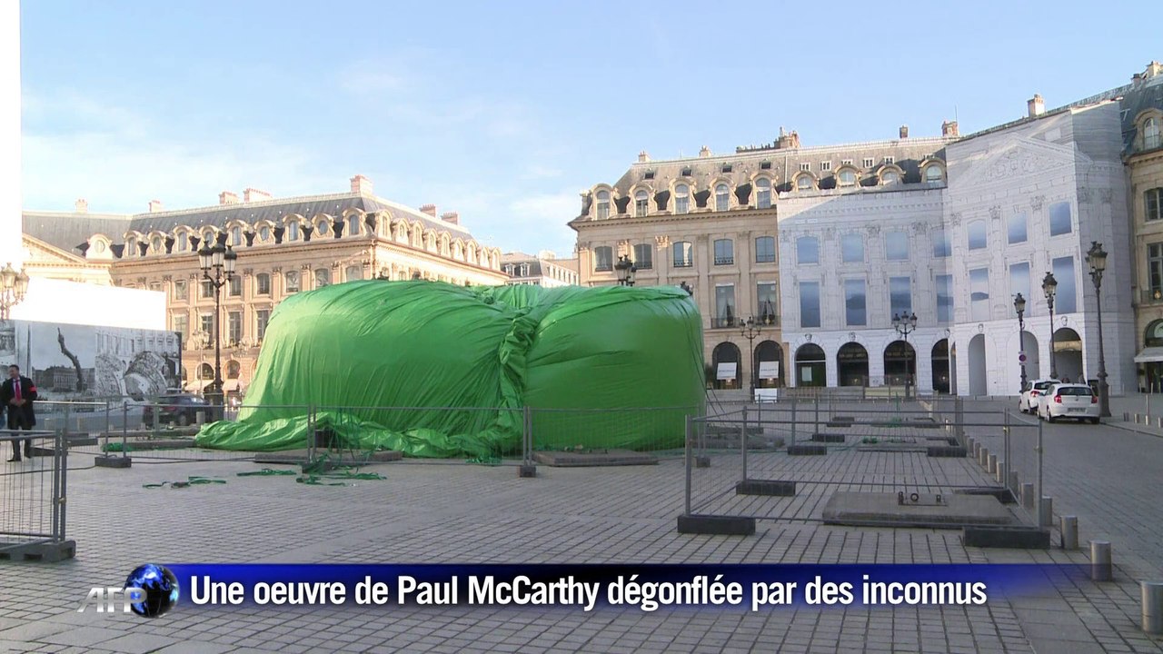 Le "plug anal" gant de la place Vendme vandalis
