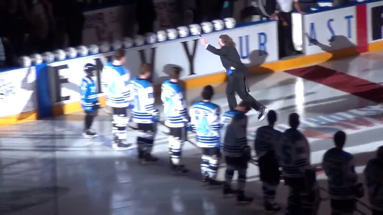 Mark Donnelly se plante sur la glace d'une patinoire