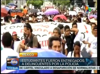 Скачать видео: México: protestas en Acapulco por los 43 estudiantes desaparecidos