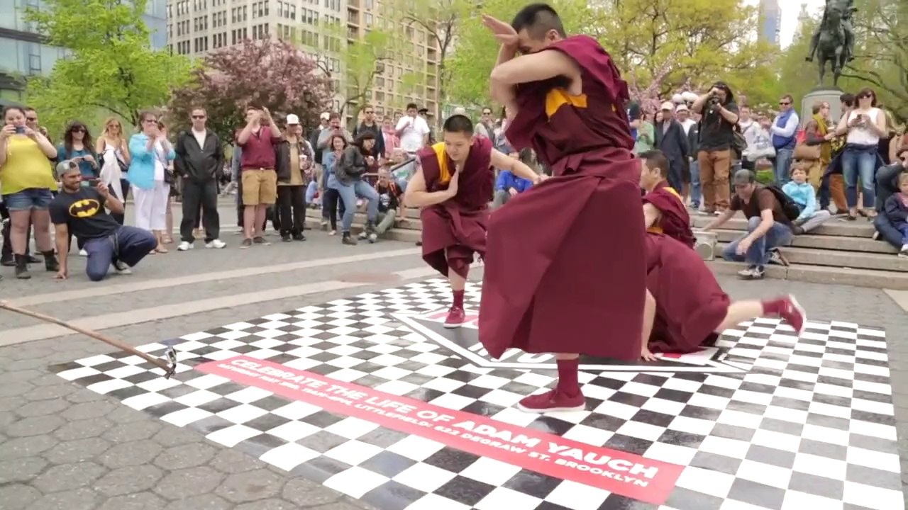 Des moines bouddhistes font du breakdance