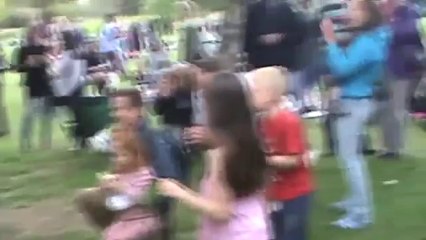 Deux guitaristes jouent Daft Punk