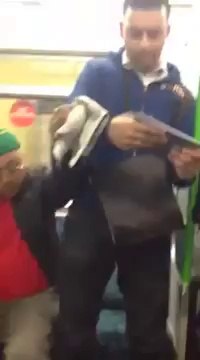 Deux hommes se battent dans le métro de Londres