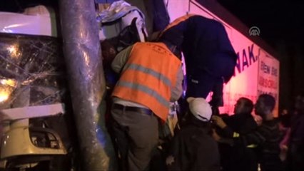 Kamyon Tıra Çarptı: 3 Yaralı