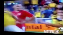 James Rodriguez Empuja a Fredy Guarin en Celebracion de Gol Ante Canada