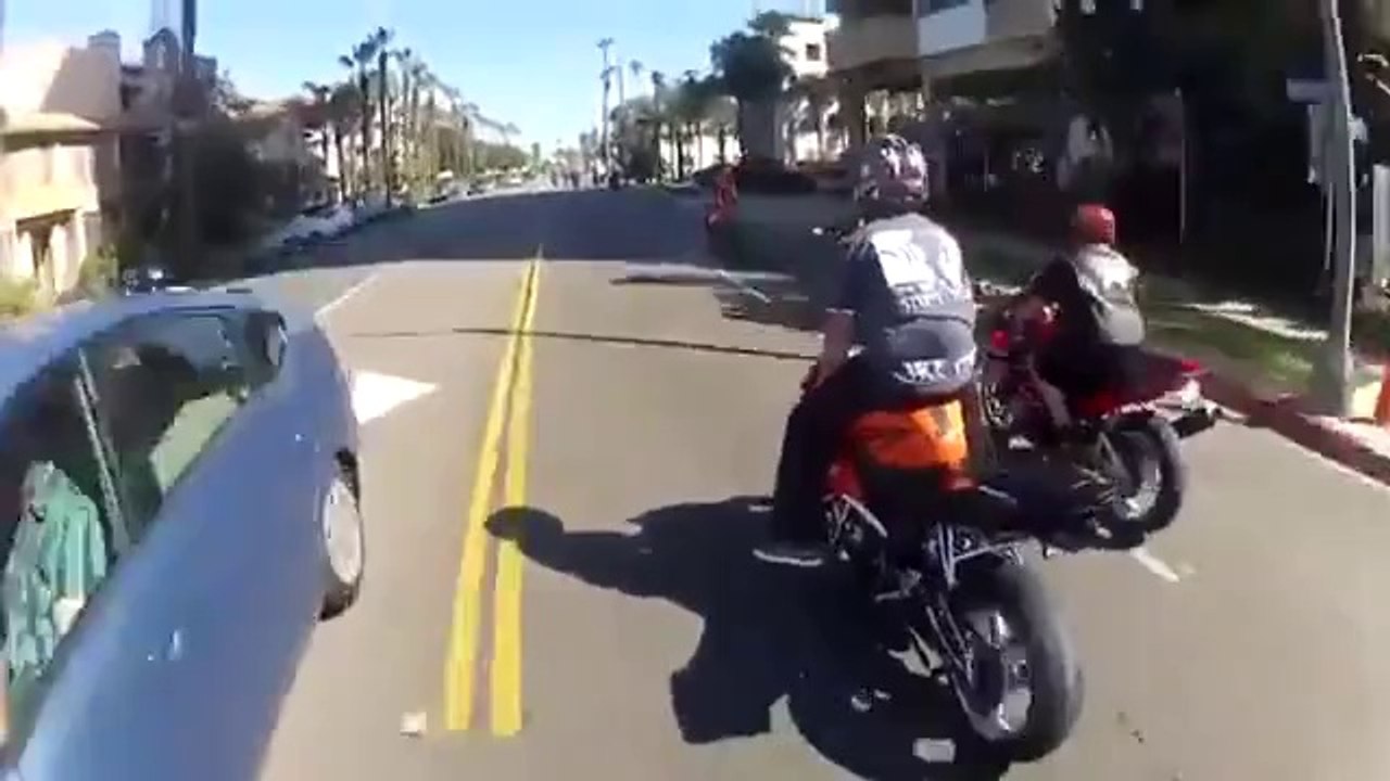 Figure de stunt en moto