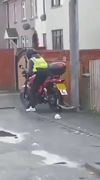 Motard contre chaîne antivol