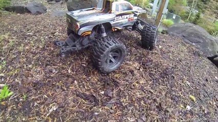 Une GoPro filme une voiture téléguidée