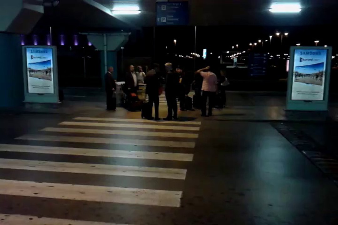 Μίτσελ και Νικοπολίδης λίγο μετά την άφιξη του Ολυμπιακού στο "Ε. Βενιζέλος"