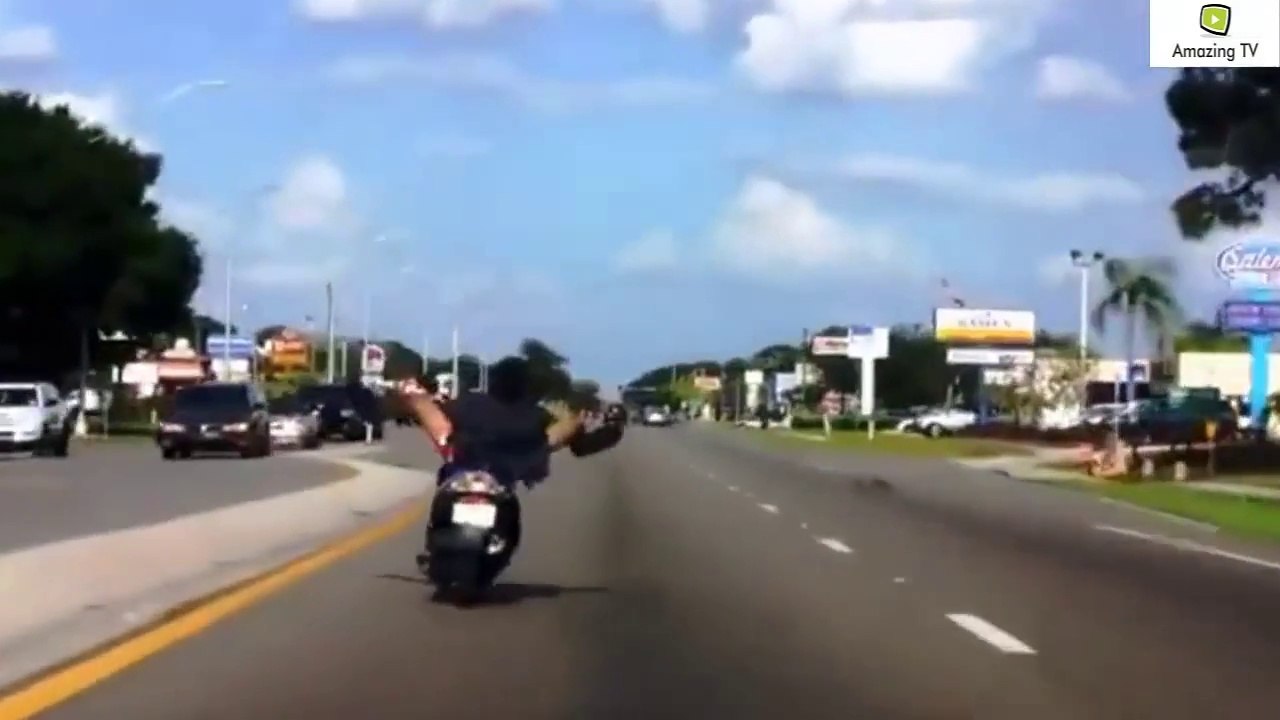Çılgın Motorcu Kahkahaya Boğuyor - Araba Tutkum
