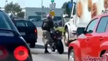 motorcu kırmızı ışıkta dans etmeye başlıyor