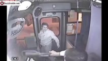 Il tente de voler un sac à main dans un bus