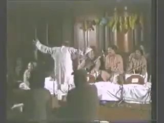 very funny baba denc Ustad Nusrat Fateh Ali Khan in Concert (Audience Dancing)