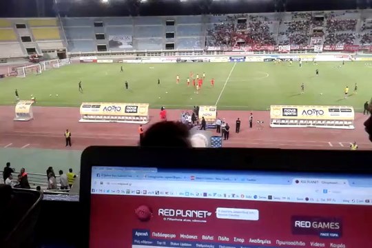 Οι παίκτες του Ολυμπιακού βγαίνουν για προθέρμανση στο Παγκρήτιο