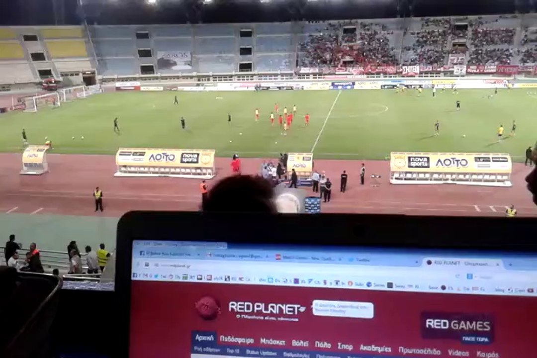 Οι παίκτες του Ολυμπιακού βγαίνουν για προθέρμανση στο Παγκρήτιο