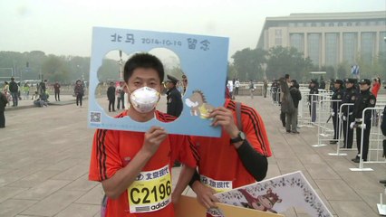 Beijing Marathon runners brave hazardous air pollution