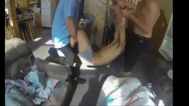 Ils jettent leur pote ivre dans la neige depuis le balcon !