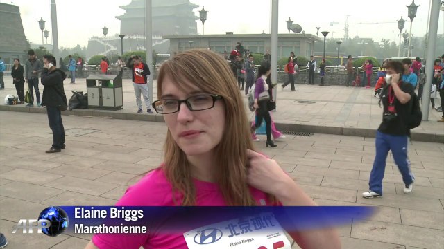 Chine: des marathoniens bravent la pollution à Pékin
