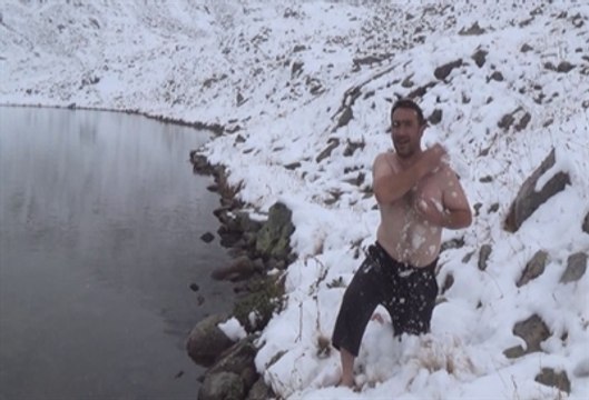 Çılgın Rizeli -5 Derecede Gölde Yüzdü