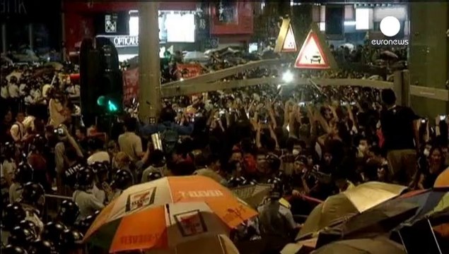 اشتباكات بين الشرطة ومحتجين لليلة الثانية في هونغ كونغ