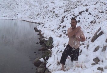 Çılgın Rizeli -5 Derecede Göle Girdi!